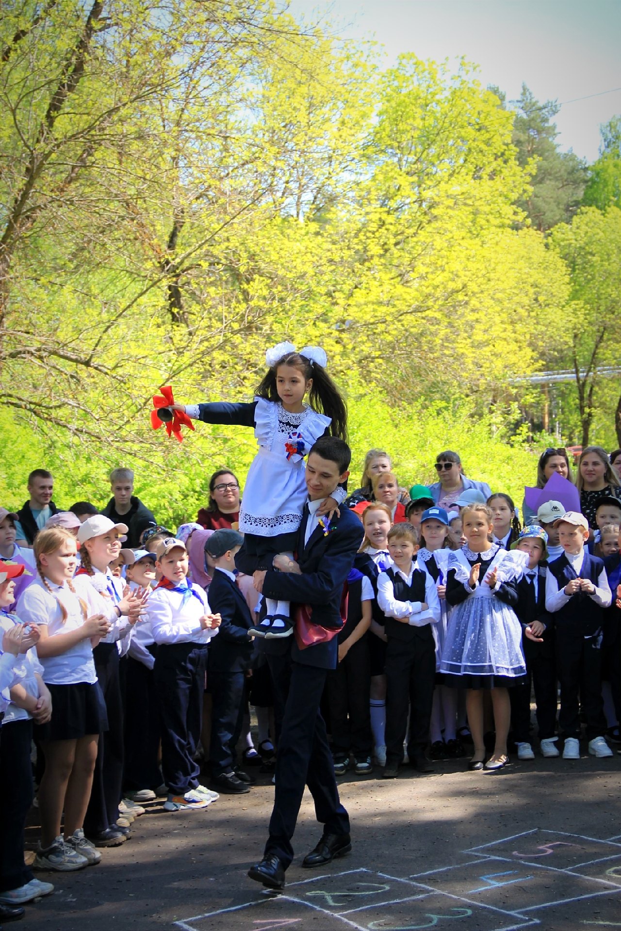 Последний звонок прозвенел в школе пгт Мирный!.